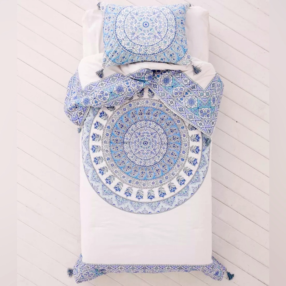 URBAN OUTFITTERS MAGICAL THINKING DEVI MEDALLION SHAMS & COMFORTER SET, TWIN XL